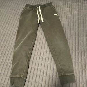 🆓🆓🆓Free add on!!! Girls puma sweatpants. Size 10. GUC.